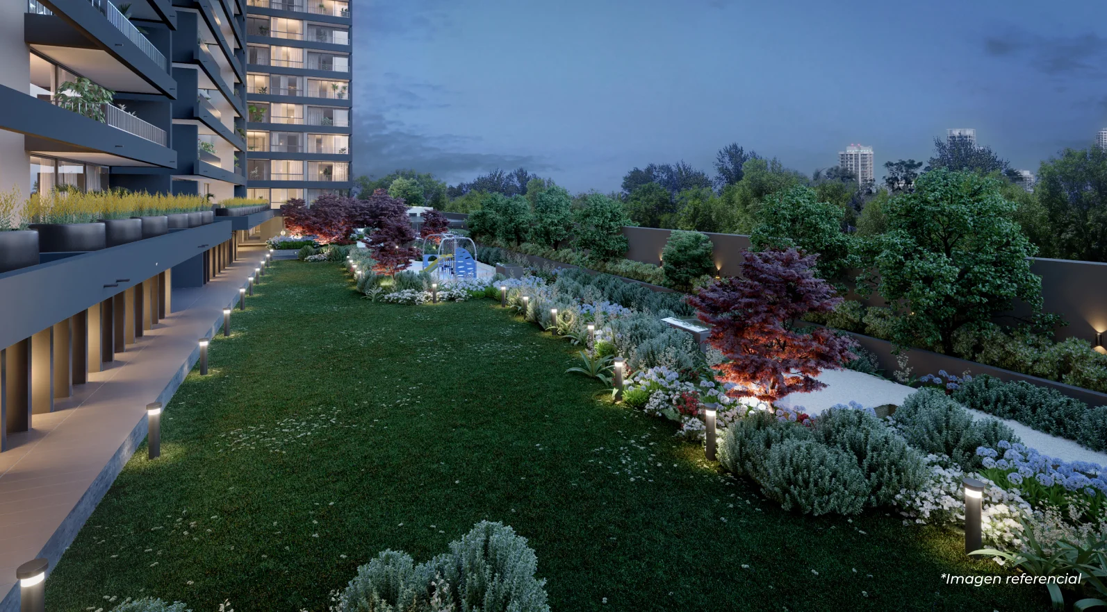 Jardín interior iluminado del departamento Franklin 358 con juegos infantiles y senderos seguros.