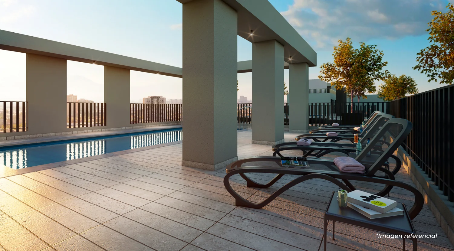 Piscina y terraza de descanso con vista panorámica a Santiago.