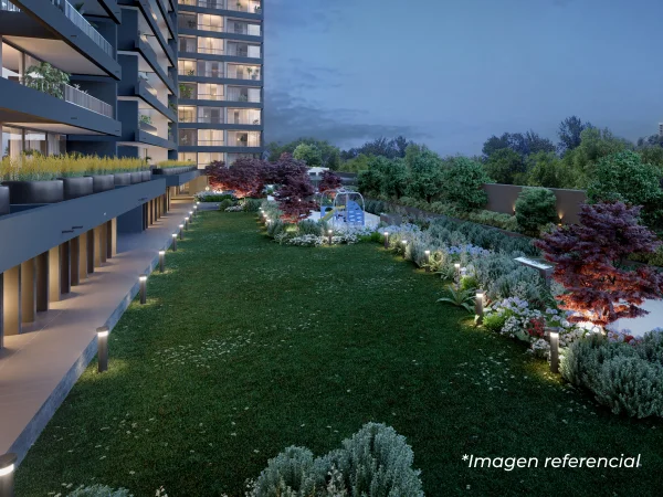 Jardín interior iluminado del departamento Franklin 358 con juegos infantiles y senderos seguros.