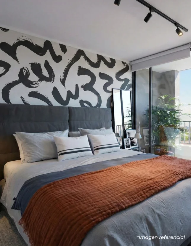Dormitorio principal con terraza privada y ventanales de piso a cielo.