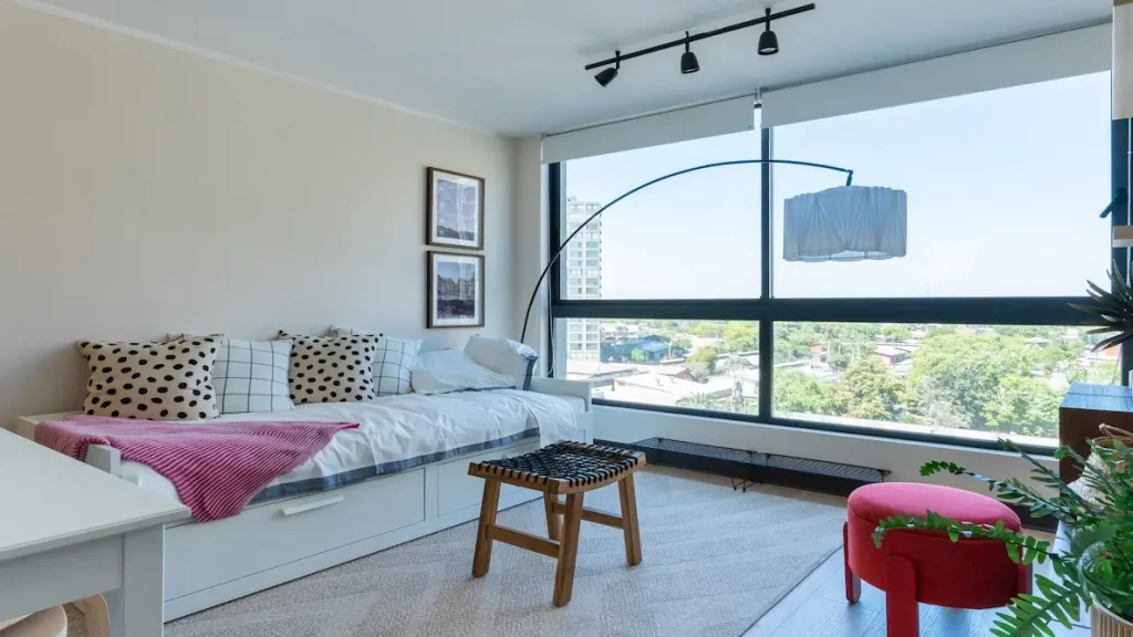 Departamento tipo estudio Santiago con muebles prácticos.