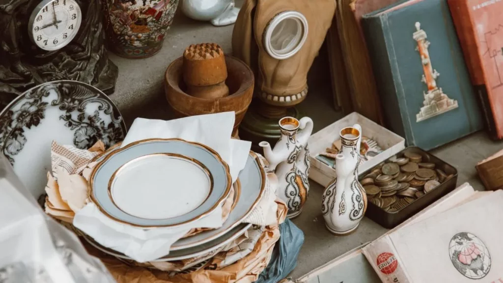 Barrio Franklin: vajilla, libros, relojes y otros artículos antiguos que se pueden encontrar en este barrio comercial, gastronómico y cultural..
