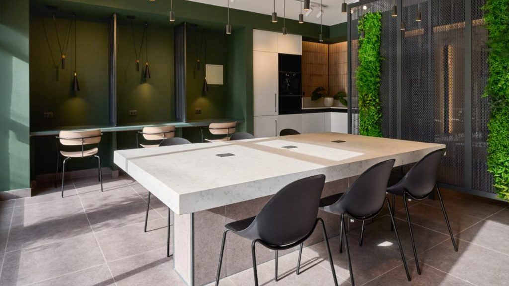: Espacios comunes del proyecto Conde del Maule de Inmobiliaria Pilares, cowork con cocina equipada y muro verde